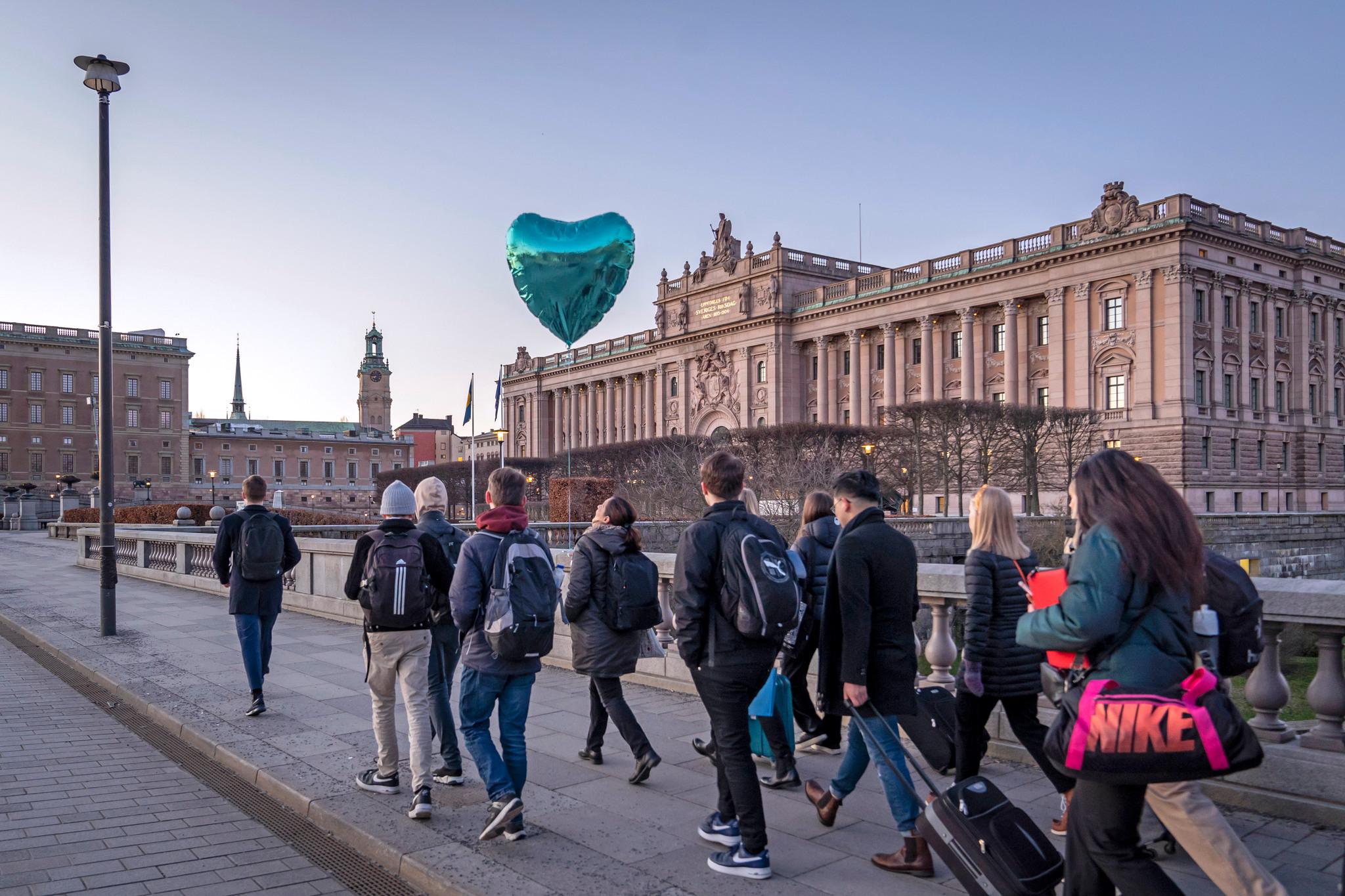 Молодежь возле здания шведского парламента в Стокгольме Молодежь возле здания шведского парламента в Стокгольме