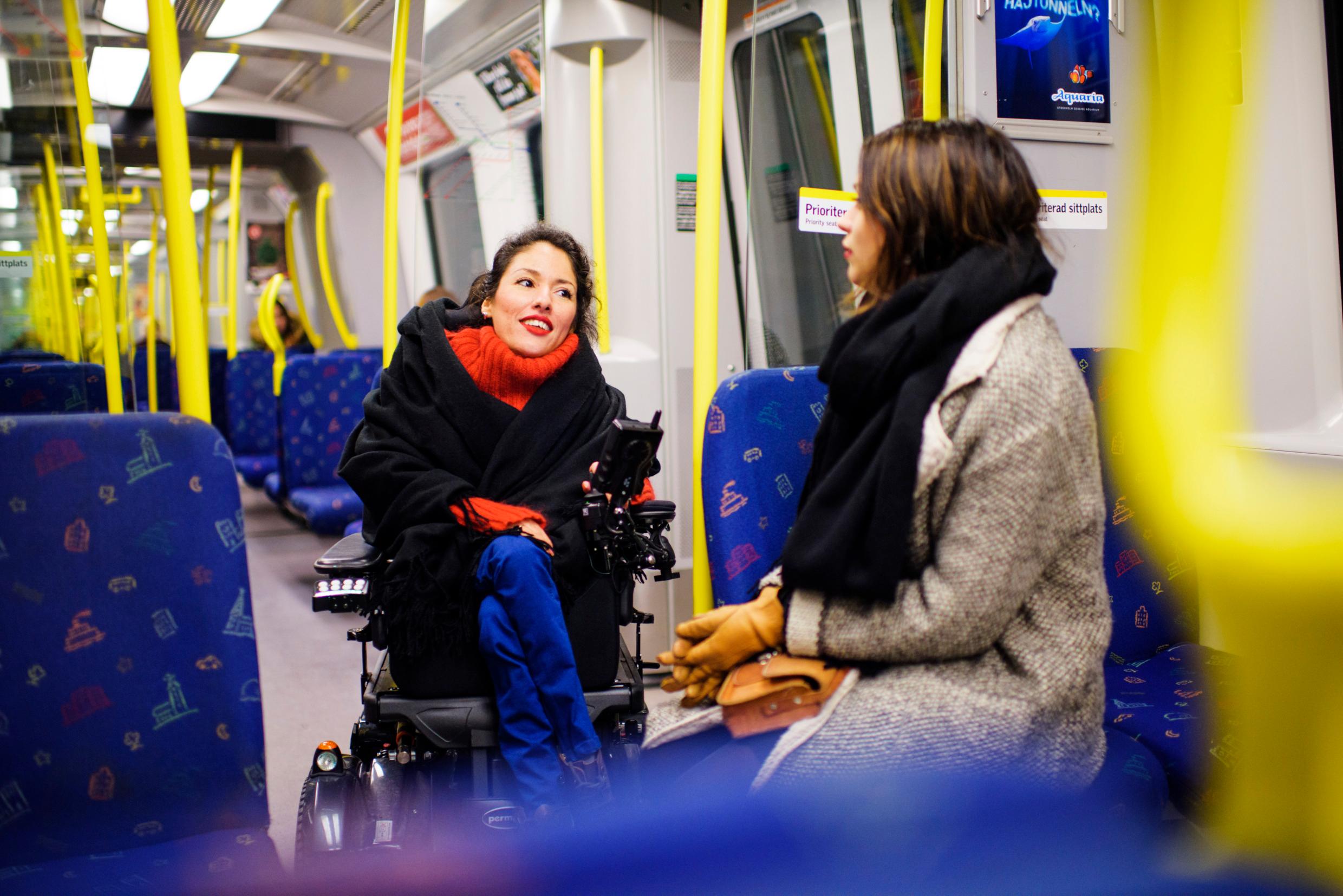 женщина в инвалидном кресле в вагоне электрички в Стокгольме