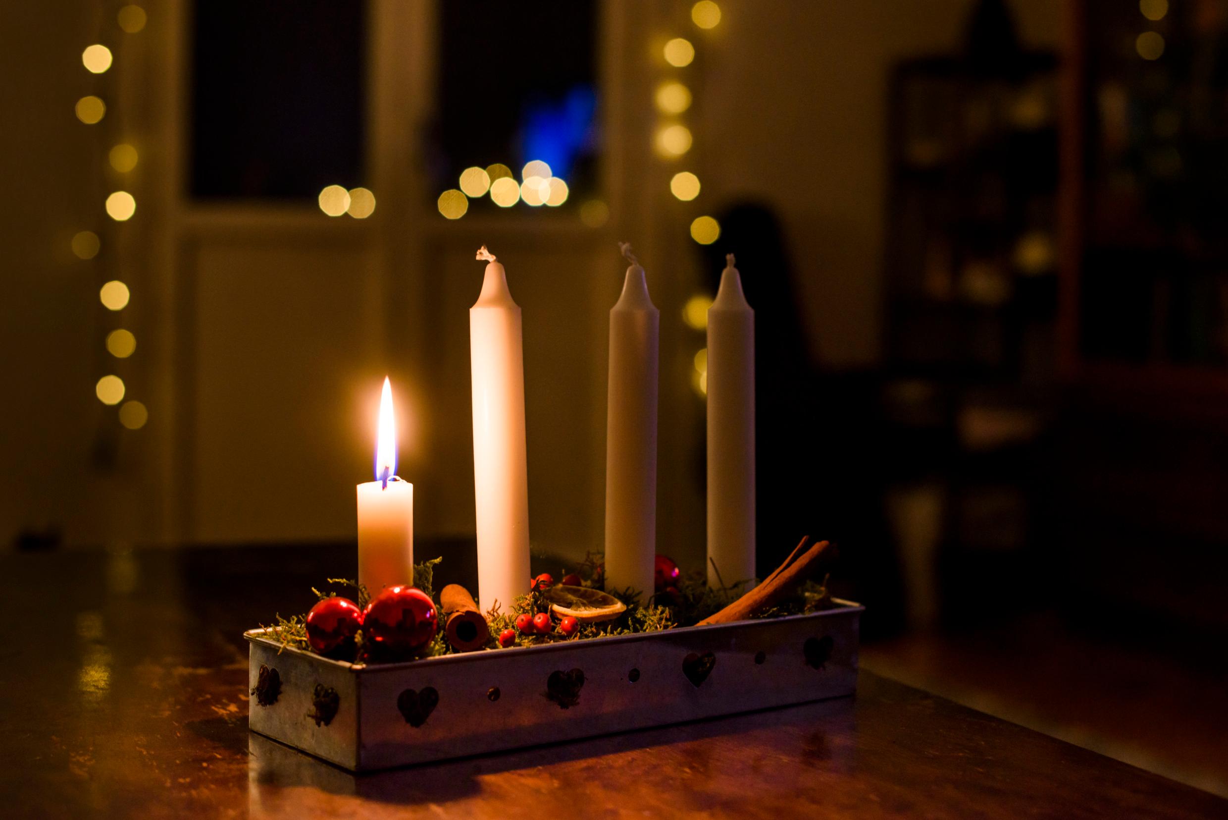 Специальный подсвечник, в котором каждое воскресенье, до самого Рождества. загорается новая свеча.