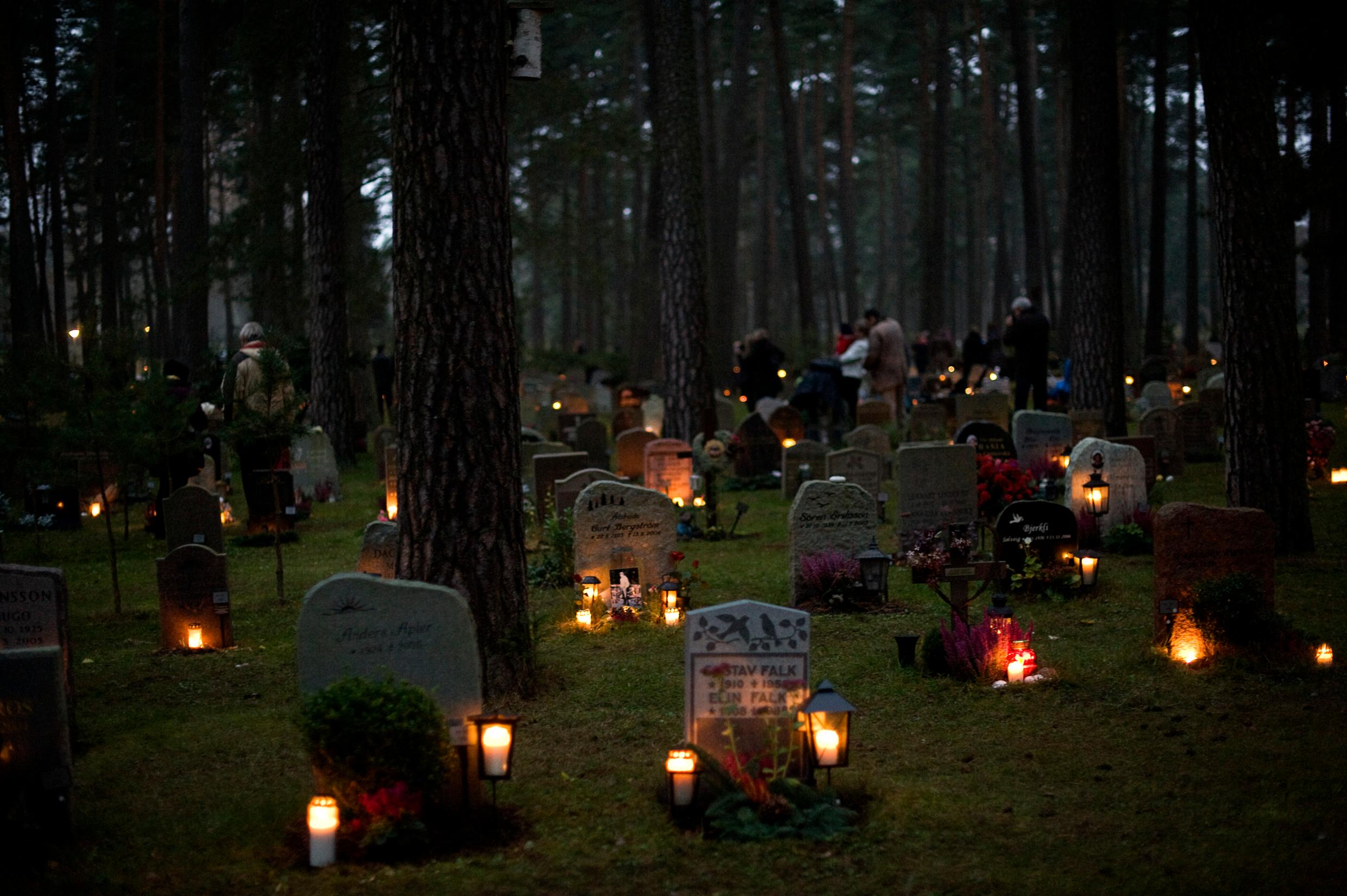 кладбище со свечами в День Всех Святых