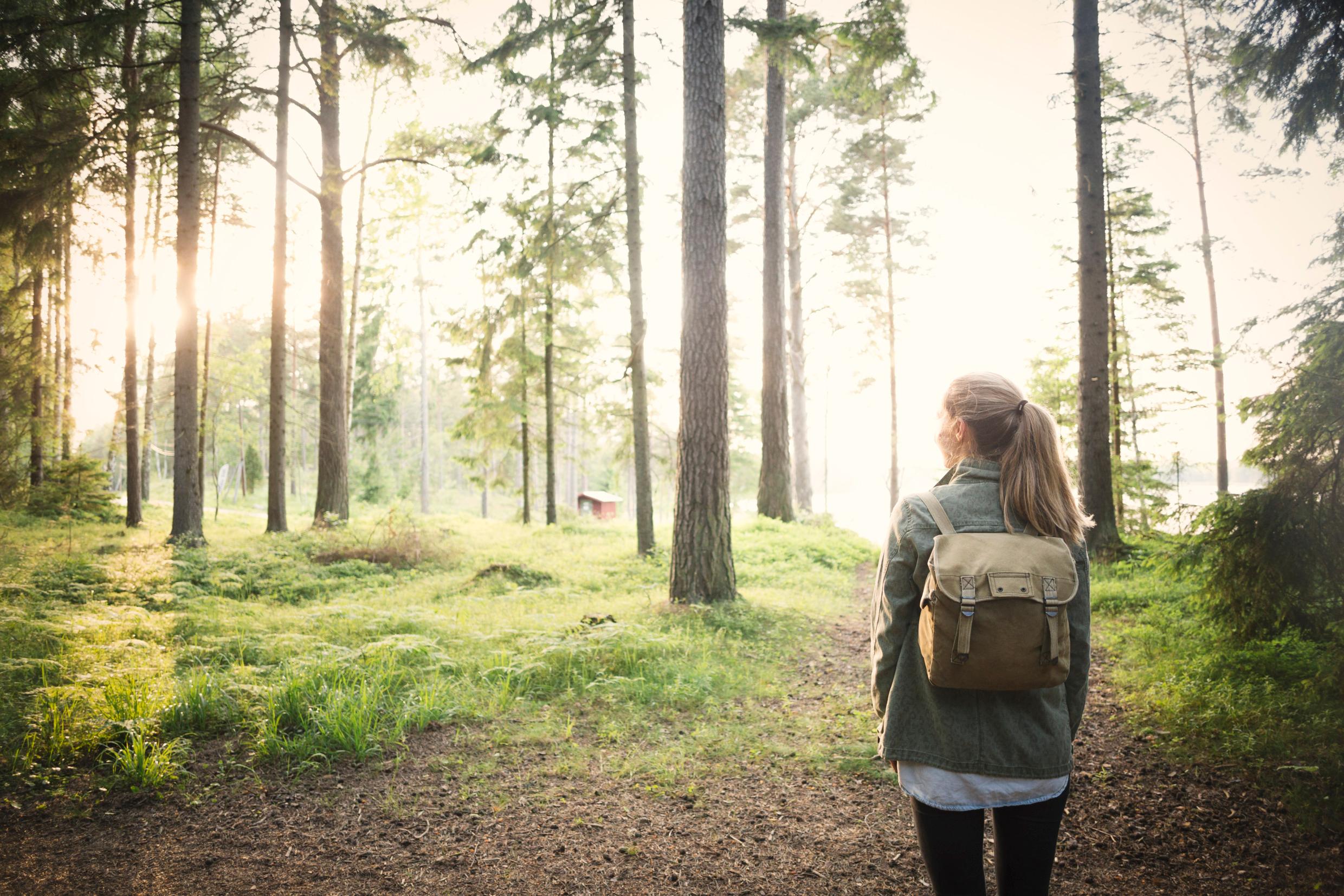 девушка с рюкзаком в шведских лесах