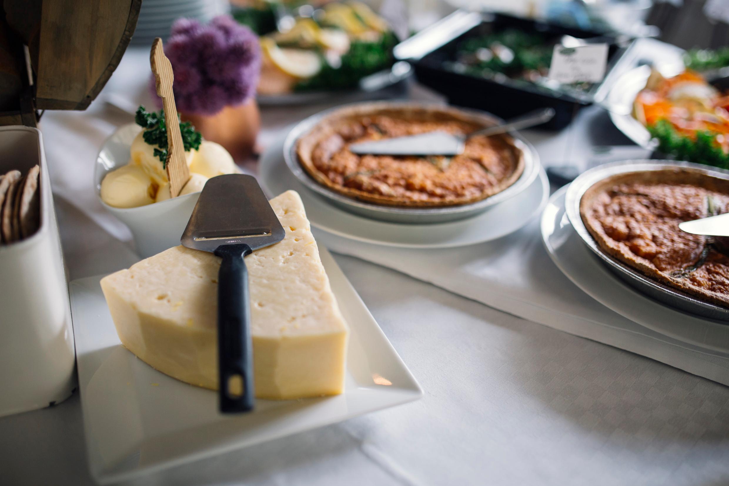 сыр и сырный нож