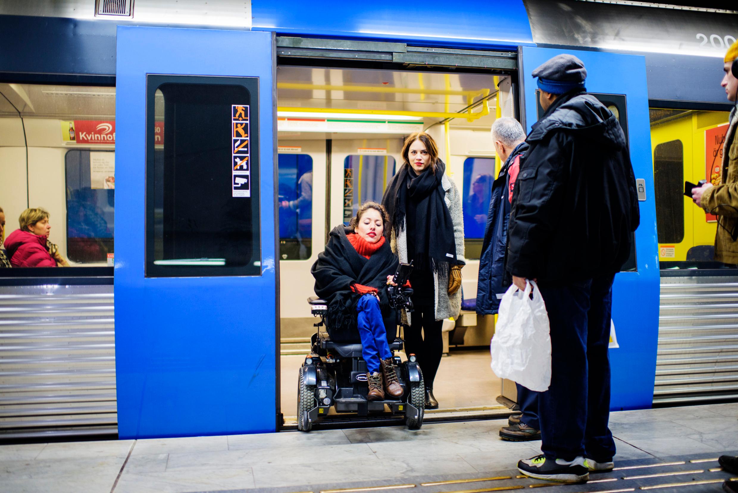 пассажирка в инвалидной коляске в стокгольмском метро