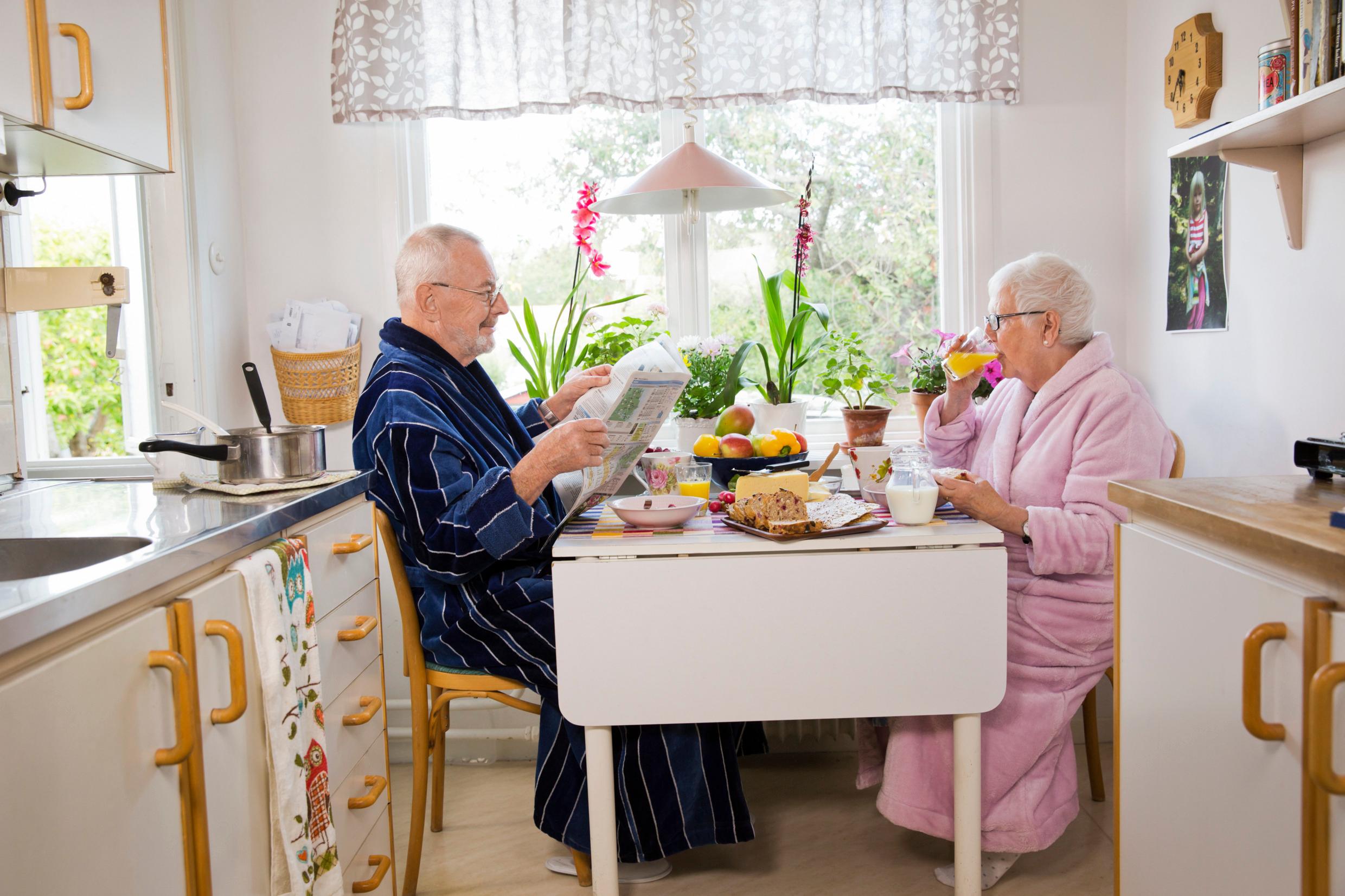 пожилая пара за завтраком