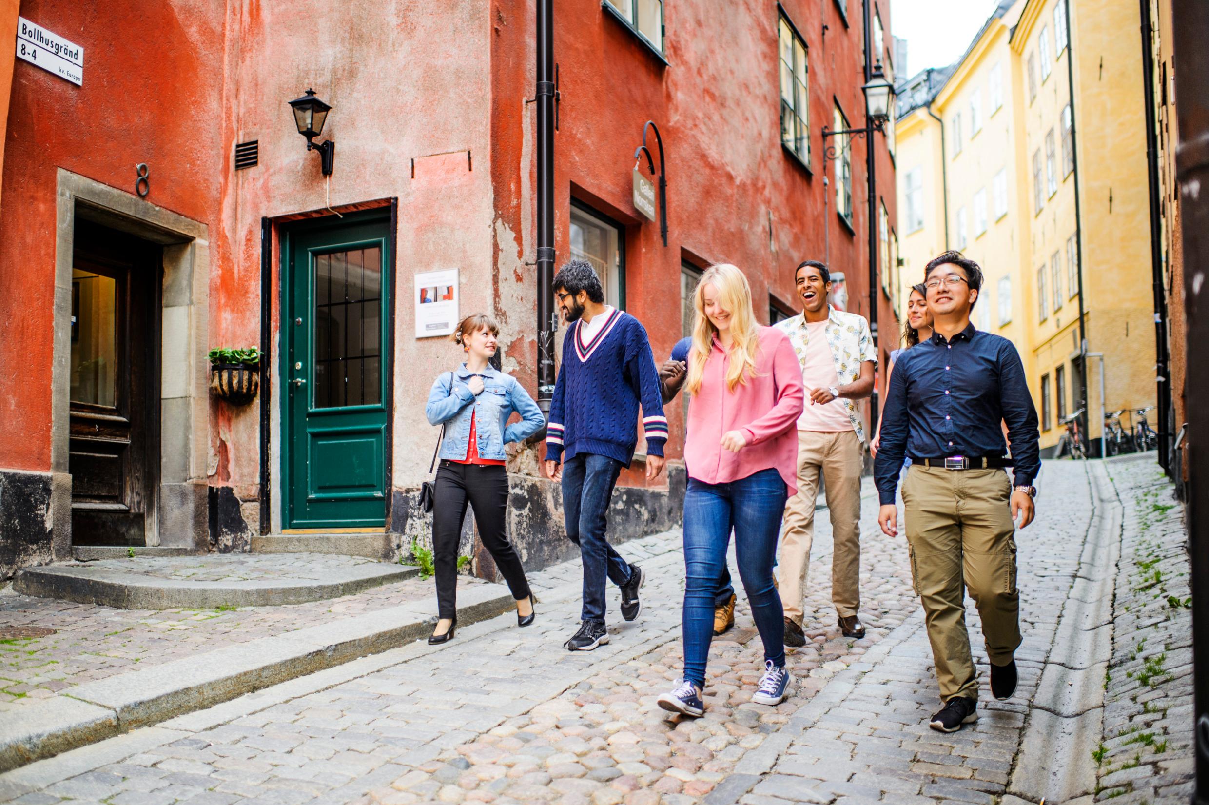 молодёжь на улицах Старого Города в Стокгольме