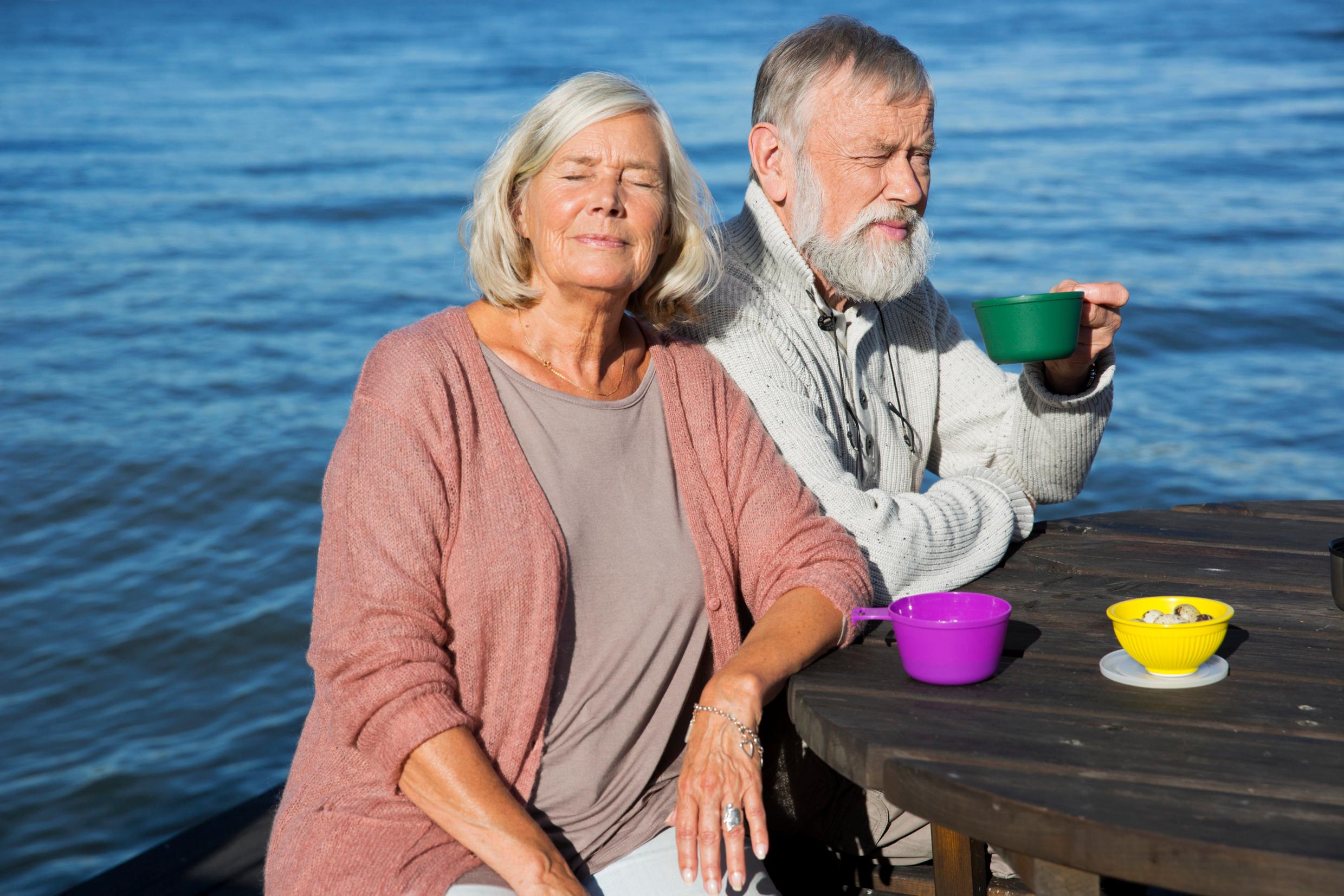 шведские пенсионеры пьют кофе у воды