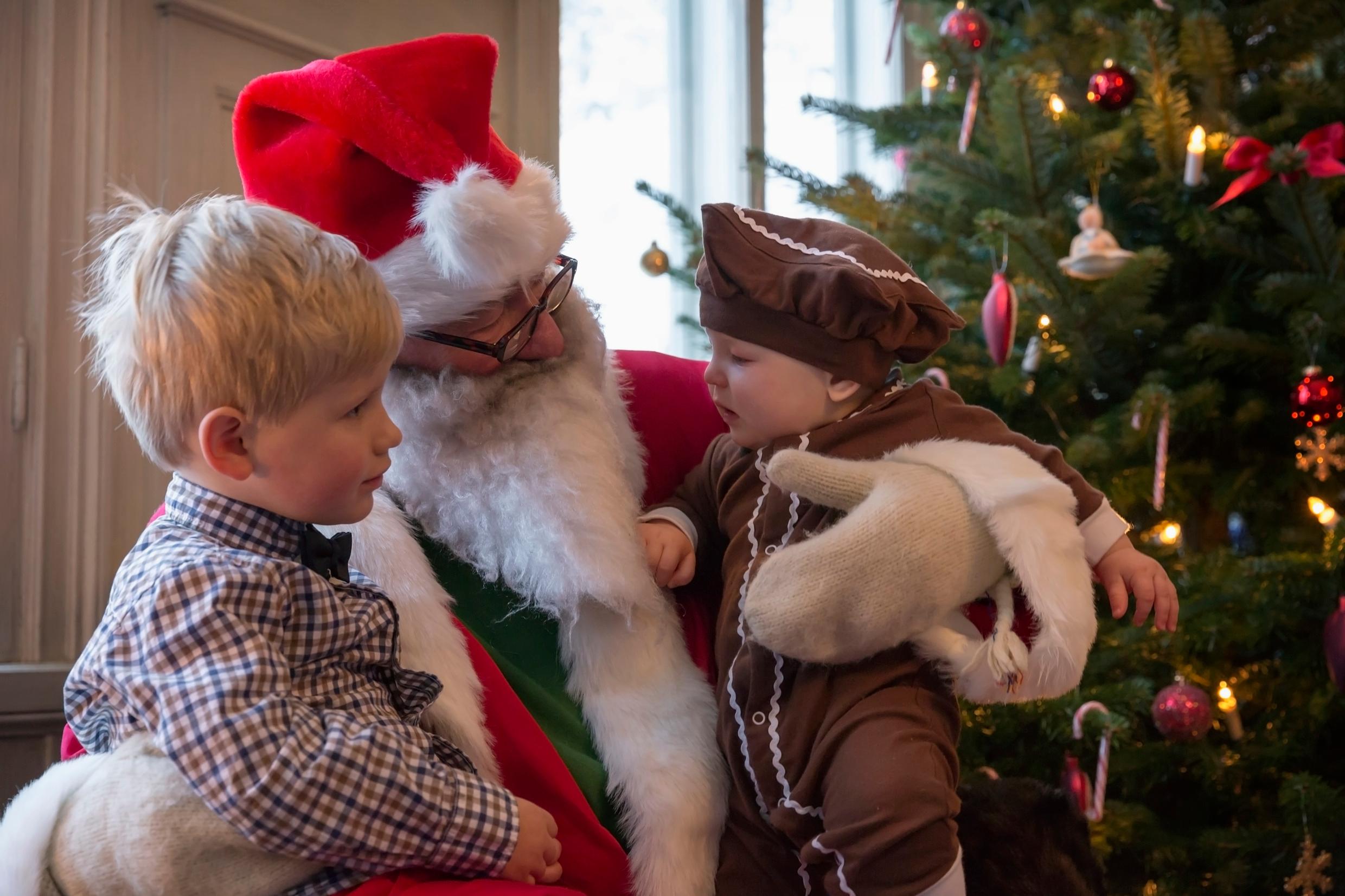 Дед Мороз у ёлки с детьми
