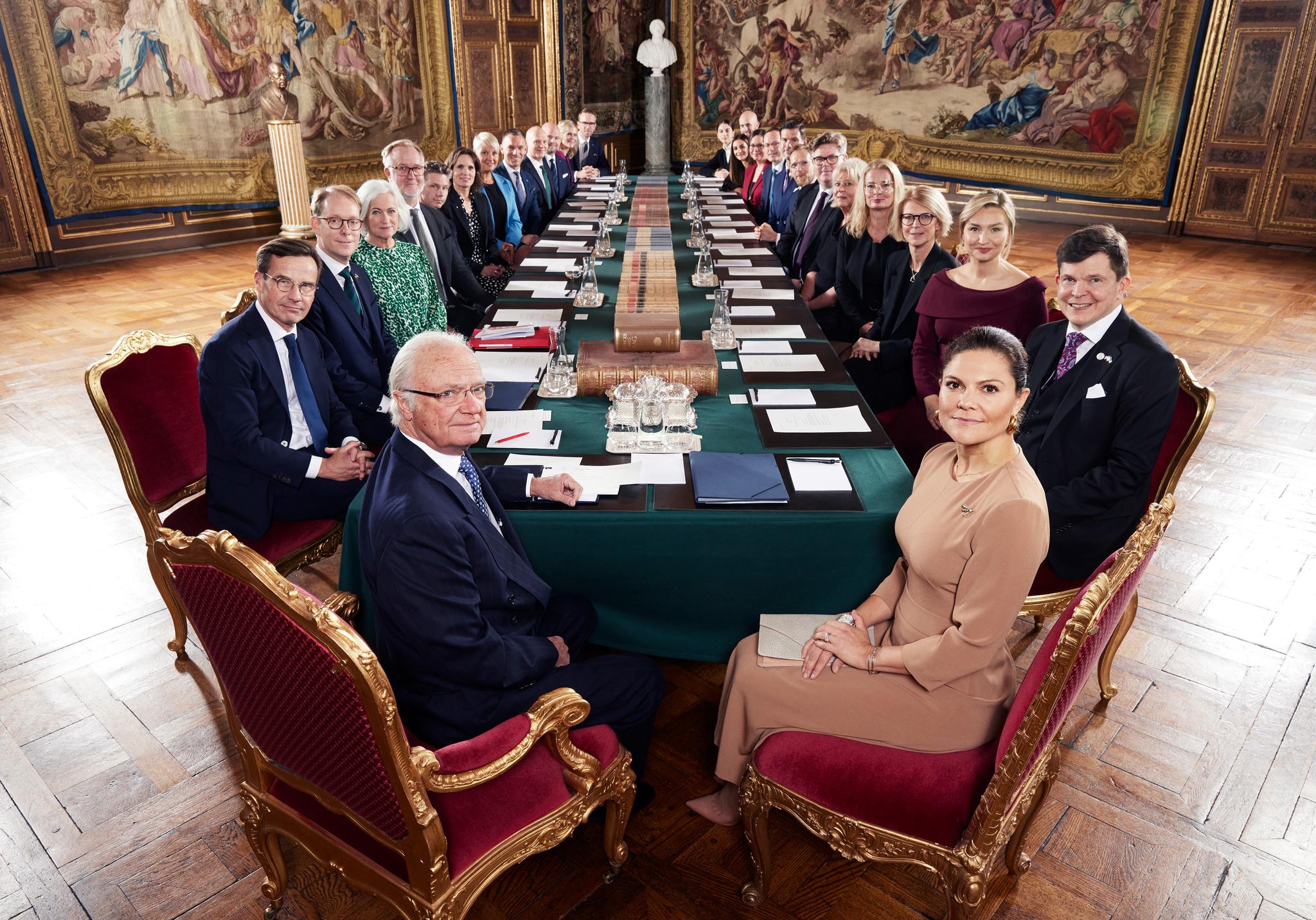 Король Швеции Карл ХVI Густав и принцесса Виктория на официальной встрече с новым правительством Швеции, октябрь 2022 года.