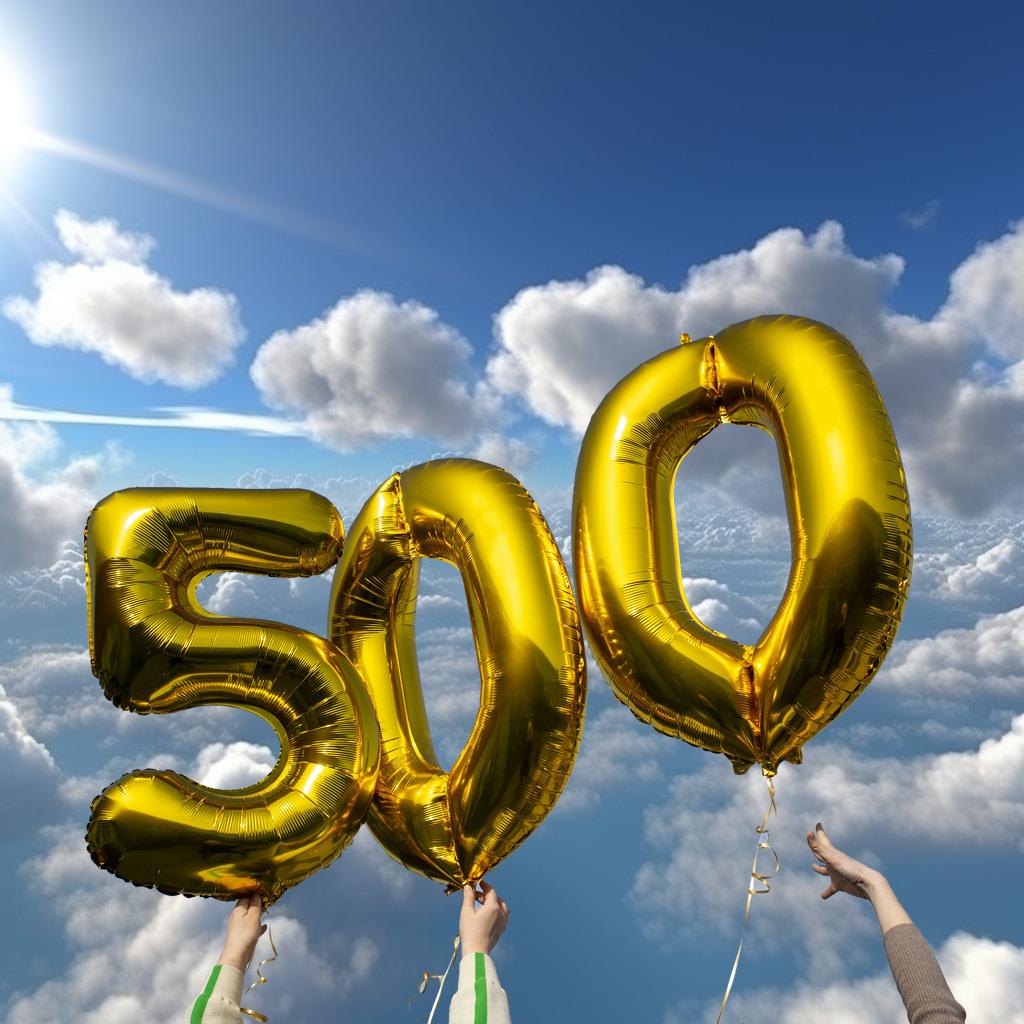 Воздушные шары в виде цифры 500 на фоне голубого неба.