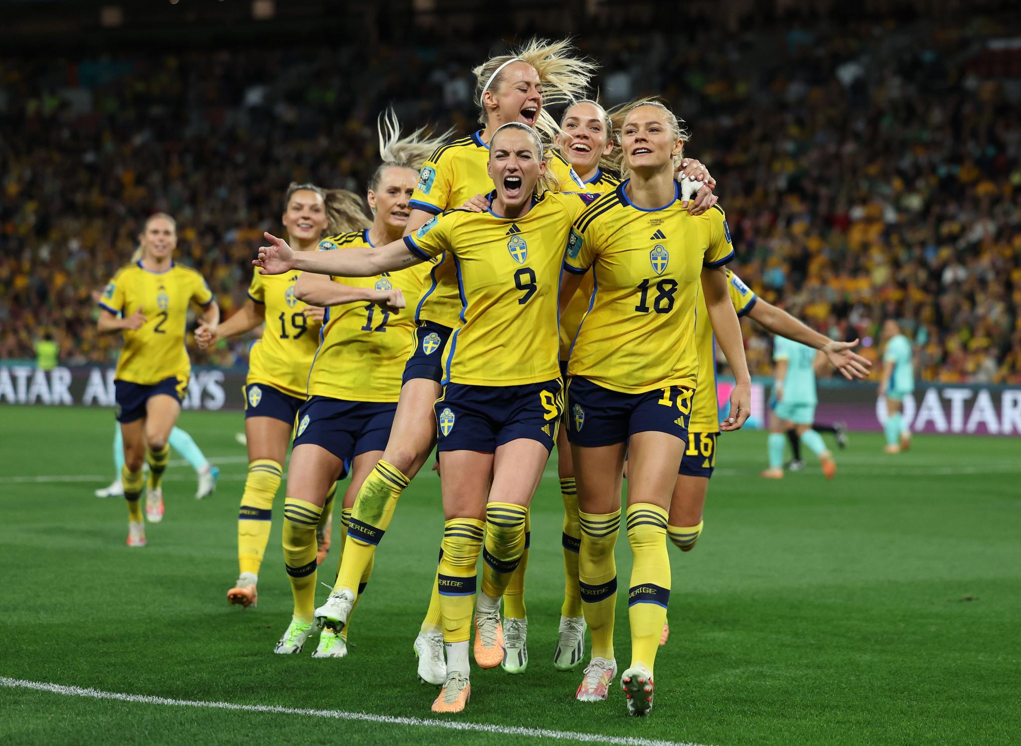 Футболистки шведской сборной на поле.