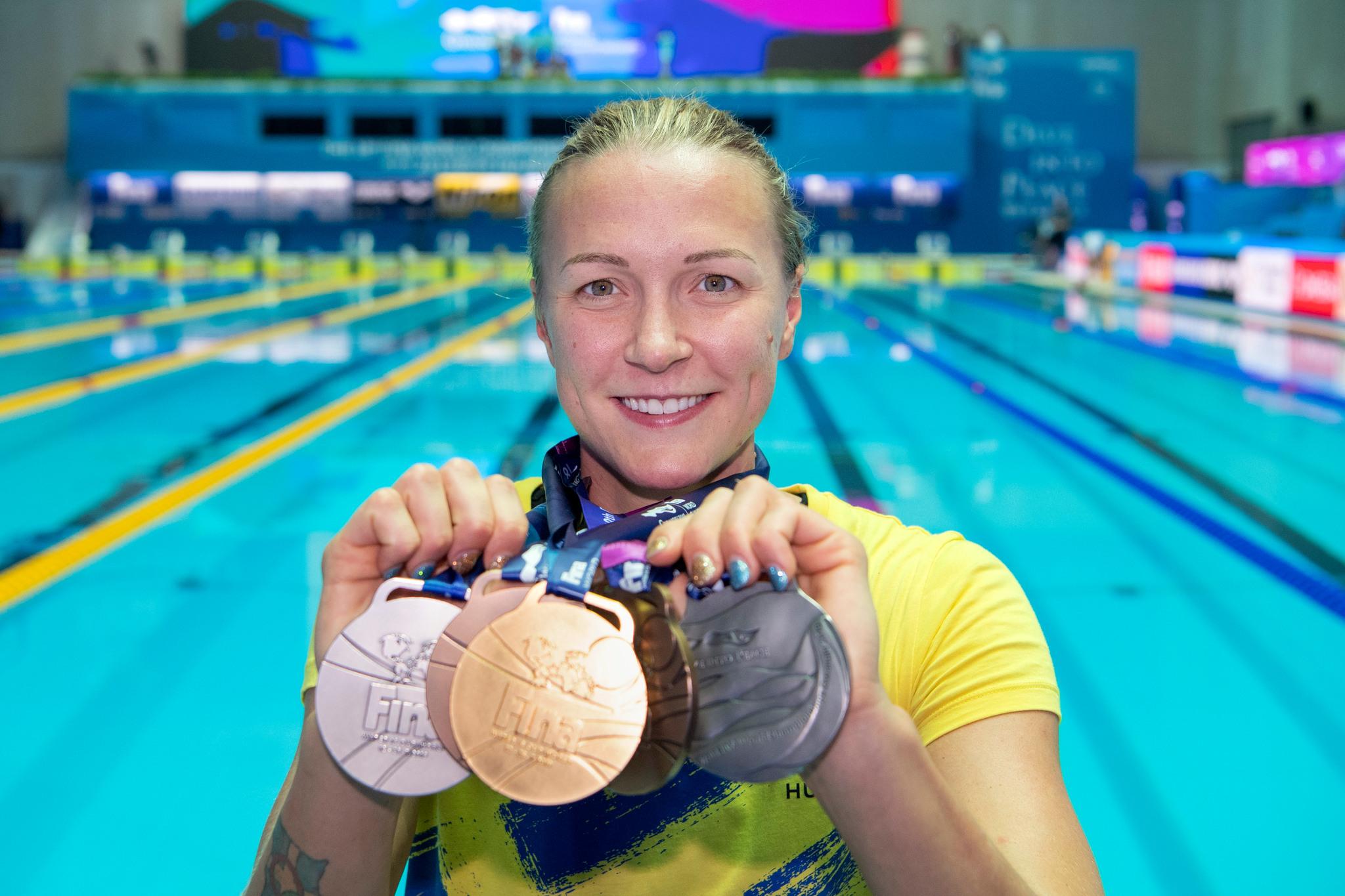 Шведский спорт: пловчиха Сара Шёстрём со своими пятью медалями на чемпионате мира в 2019 году.